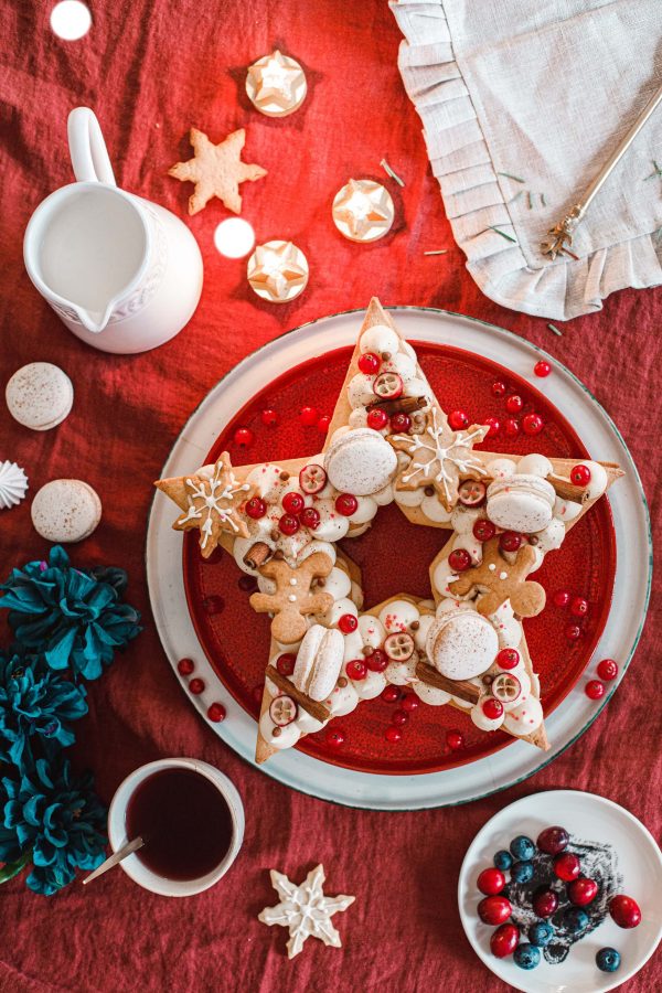 Tartă de Crăciun stea cu macarons și scorțișoară – vedere principală